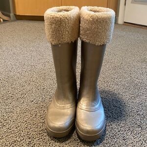 Ugg Shearling Rain Boot in Matte Gold Size 7 in EUC